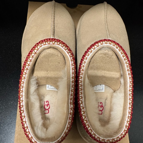 New in Box UGG Tasman Slippers in Sand/Dark Cherry - women’s size 9 - Picture 2 of 5